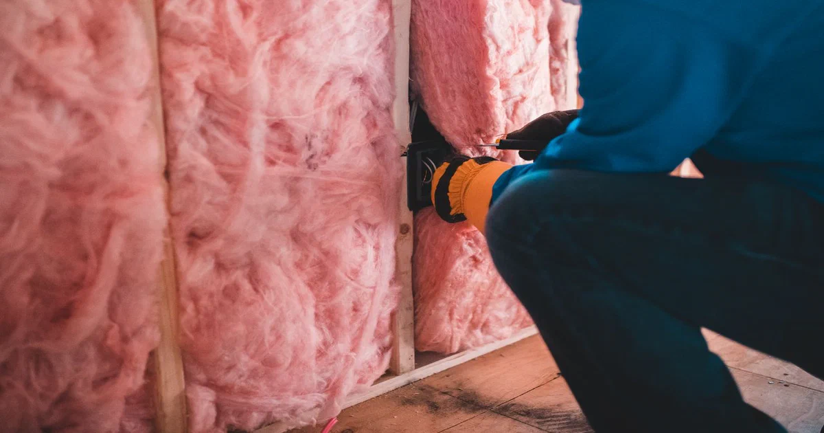 Application professionnelle d'uréthane giclé sur des murs de sous-sol au Québec